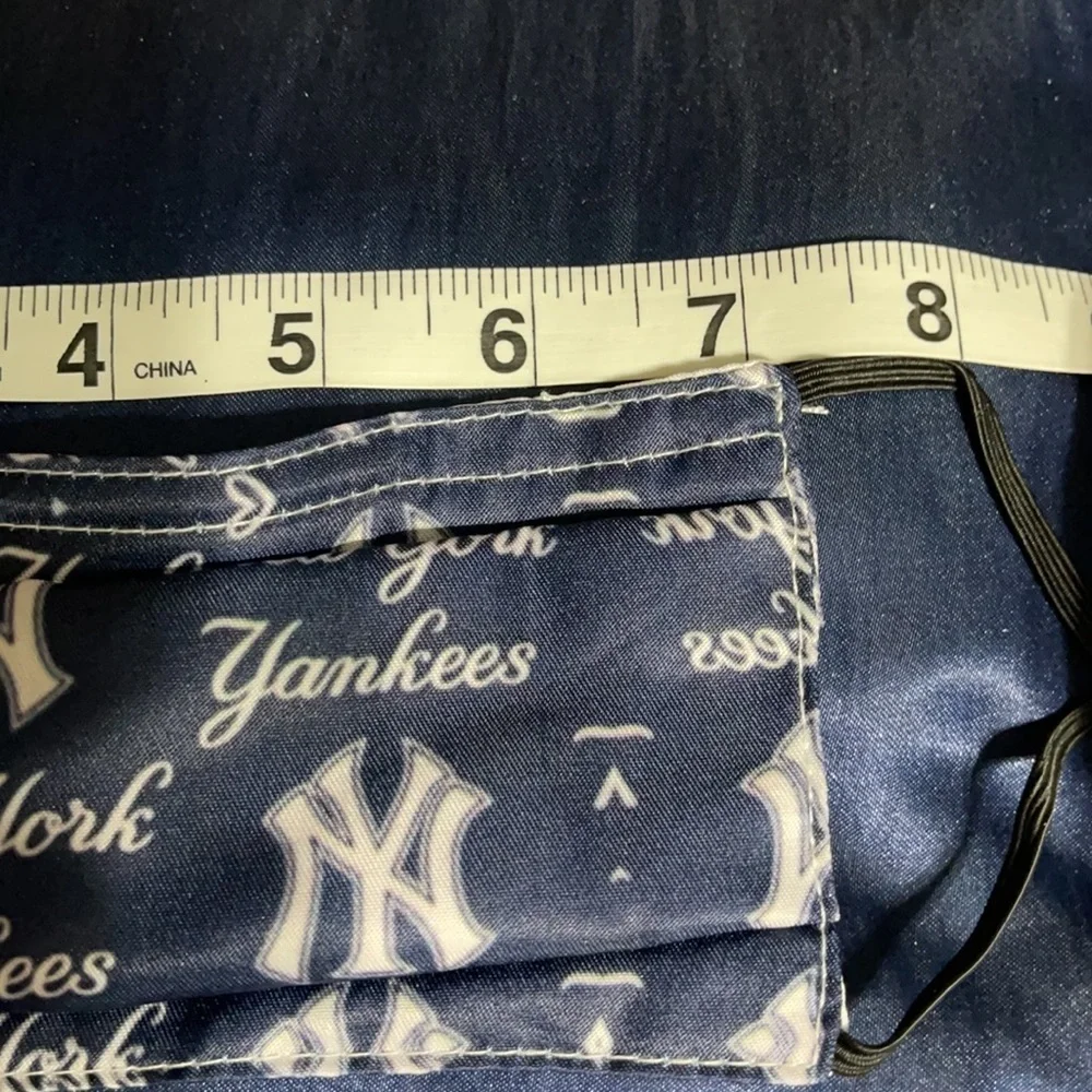 New kid’s NY Yankees face mask